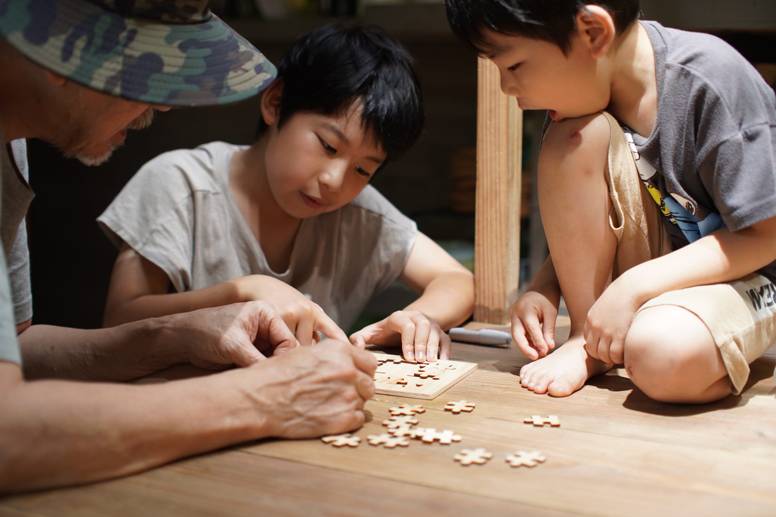 親子で木製パズルを楽しむワークショップの様子